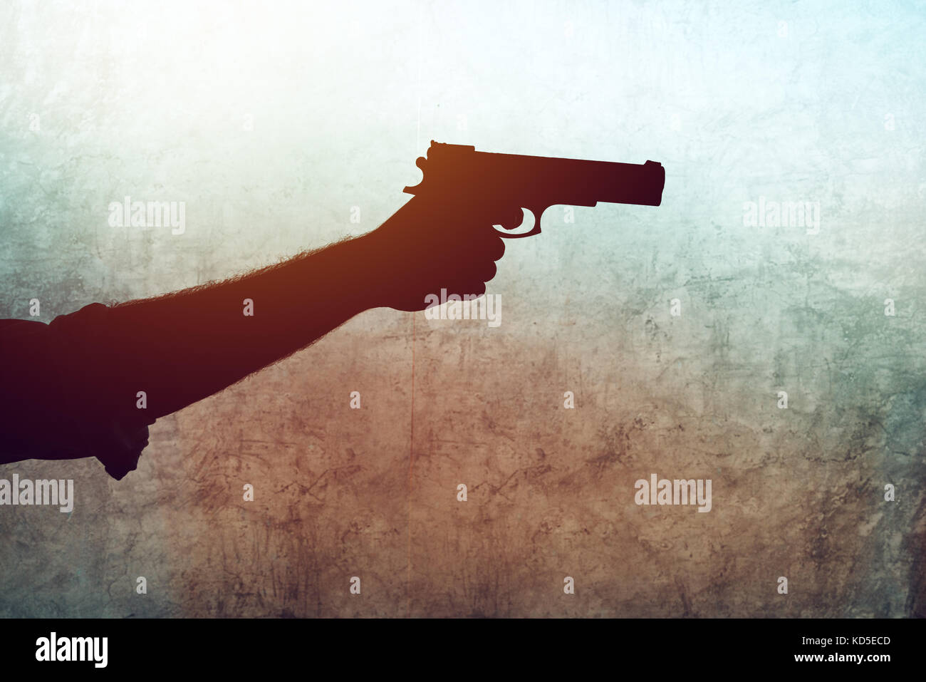 Mano con una pistola su grunge background. la violenza e la criminalità con uso di fuoco. Foto Stock