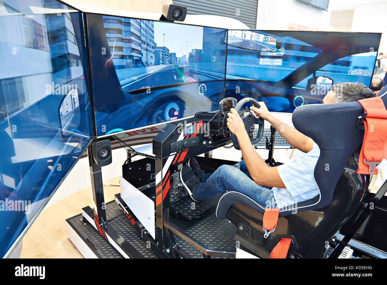 L'uomo gioca su un computer simulatore di corse Foto Stock