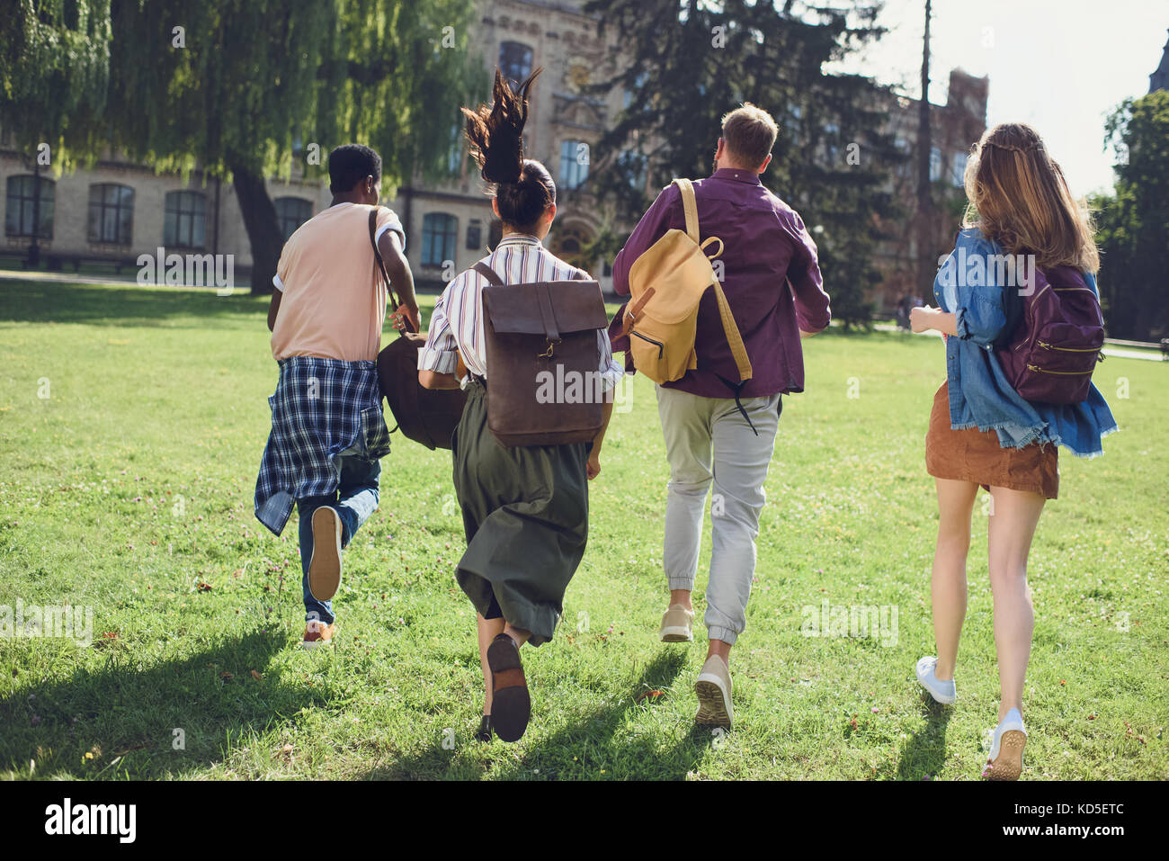 Gli studenti in esecuzione al college Foto Stock