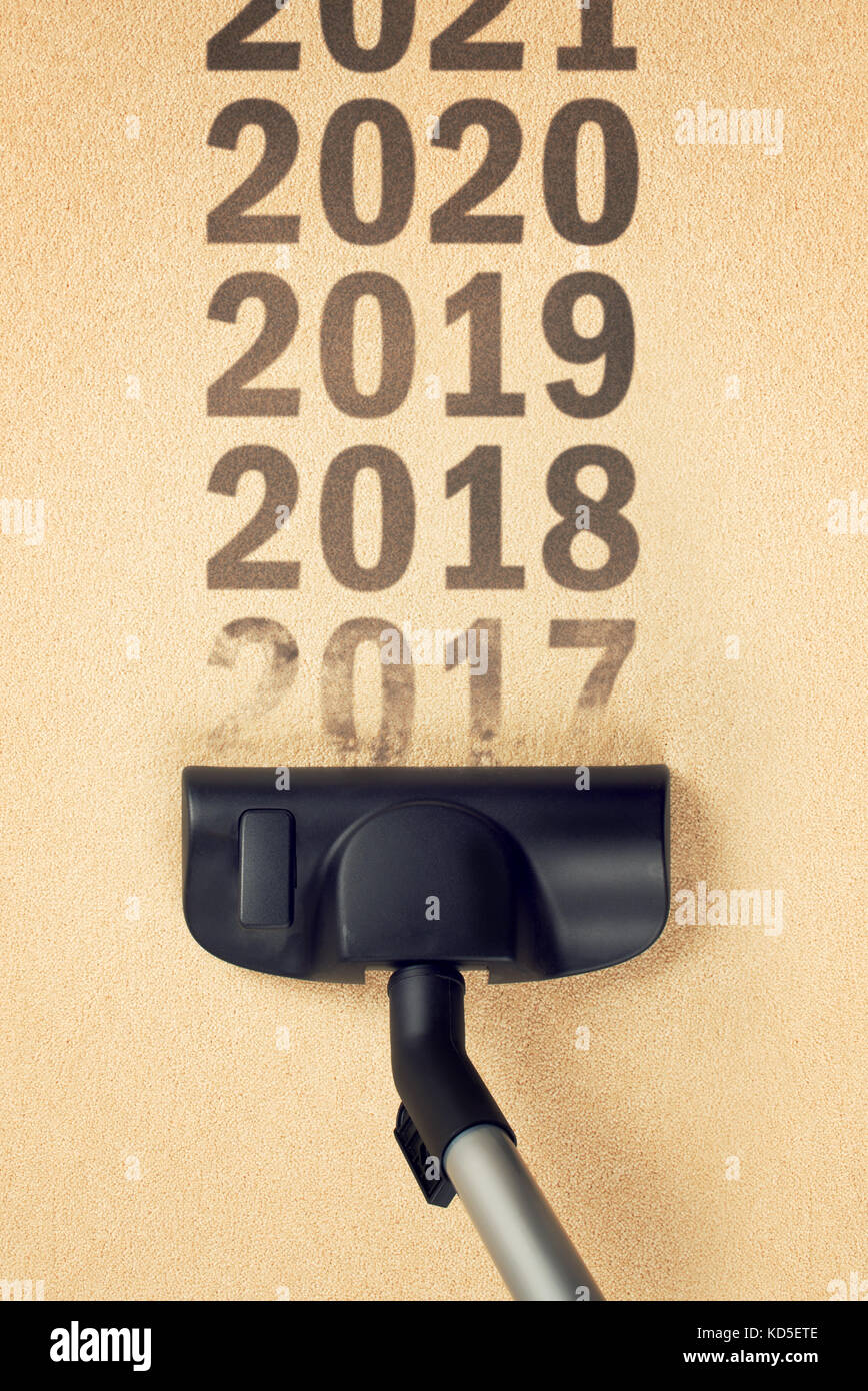 Aspirapolvere spazzare anno numero 2017 dalla superficie di tappeti per la felice anno nuovo 2018 concept Foto Stock