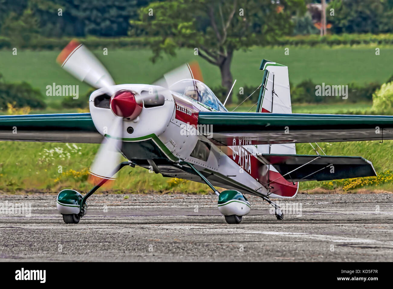 Clive butler taxi a wickenby nella sua 1987 extra ea230 velivolo acrobatico per una visita nel 2013. Foto Stock