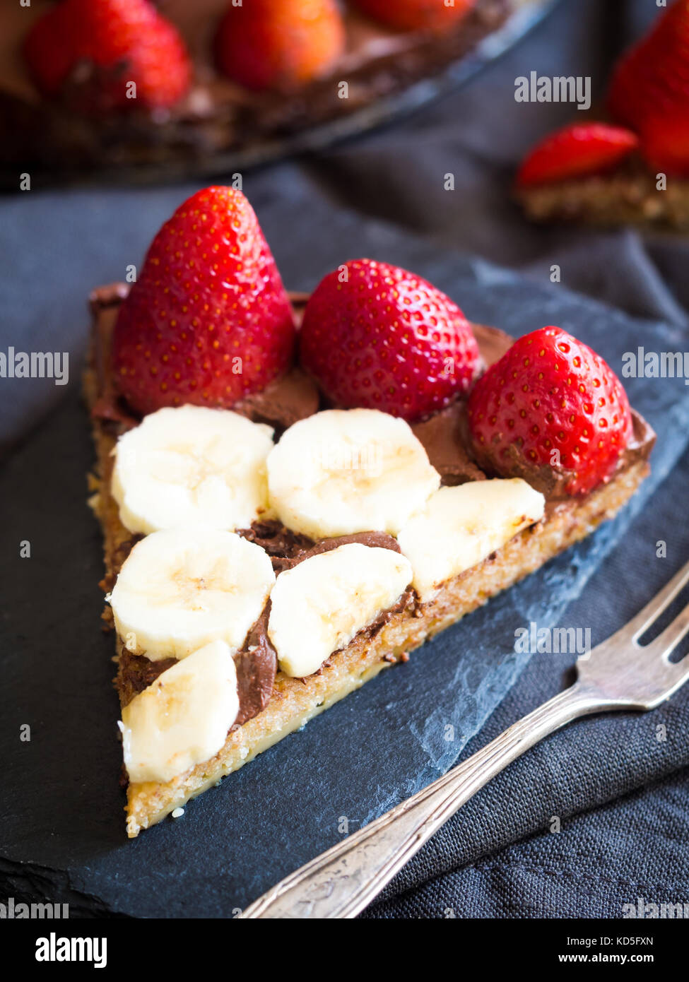 Senza glutine torta al cioccolato con fragole e banane. Foto Stock