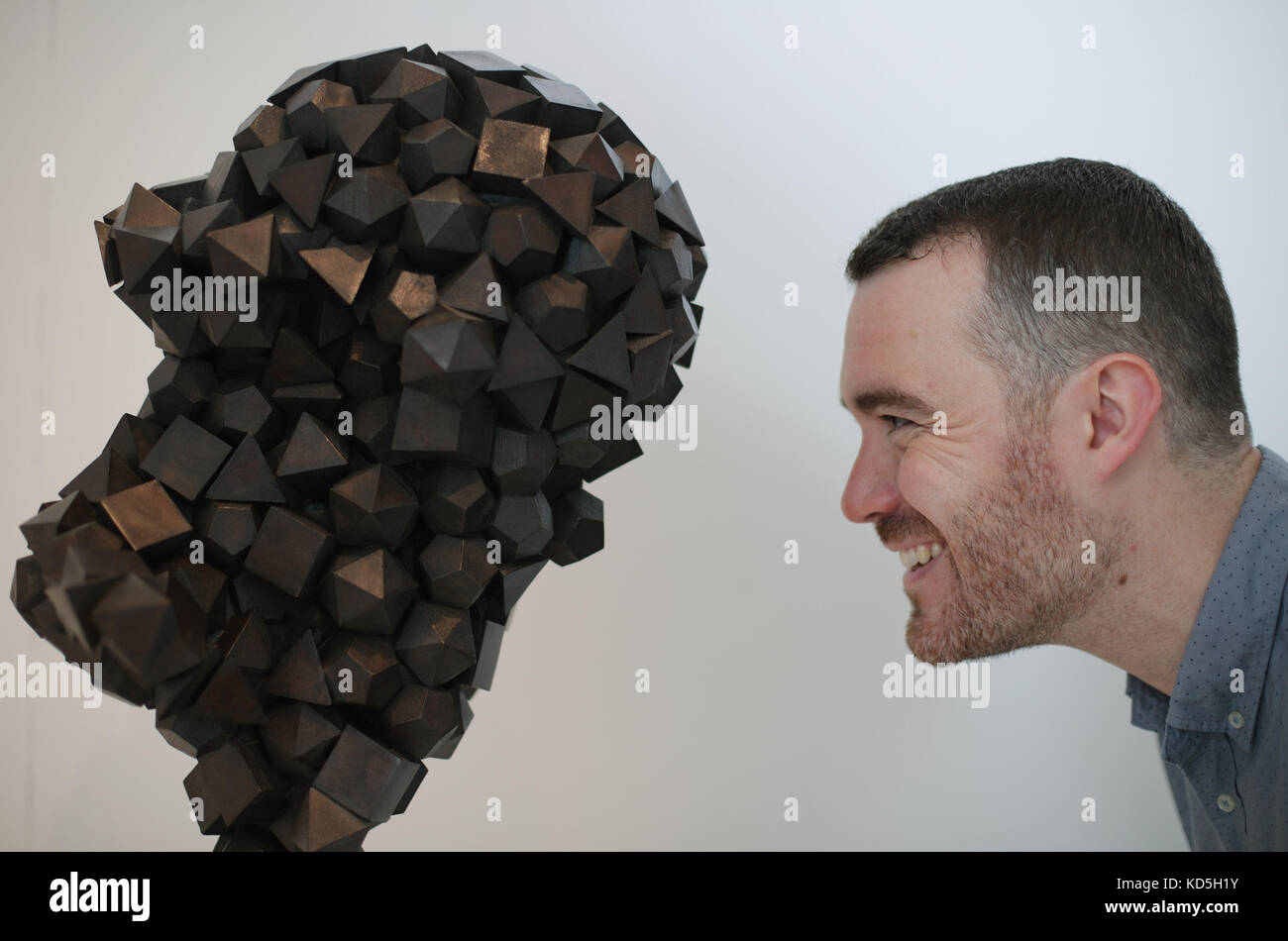 Lo scultore Zachary Eastwood-Bloom accanto al suo busto di bronzo Timaeus / Plato 2017 - prodotto da un cast stampato in 3D - all'apertura della sua mostra sui principi Divini che si svolge dal 11 ottobre al 1 novembre a Pangolin in Kings Place, Londra. Foto Stock