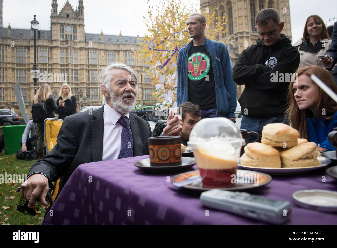 Paul Flynn, deputato del lavoro, parla ad un partito di tè alla cannabis tenuto dalla United Patients Alliance al di fuori delle Camere del Parlamento, in Parliament Square, Londra. Foto Stock