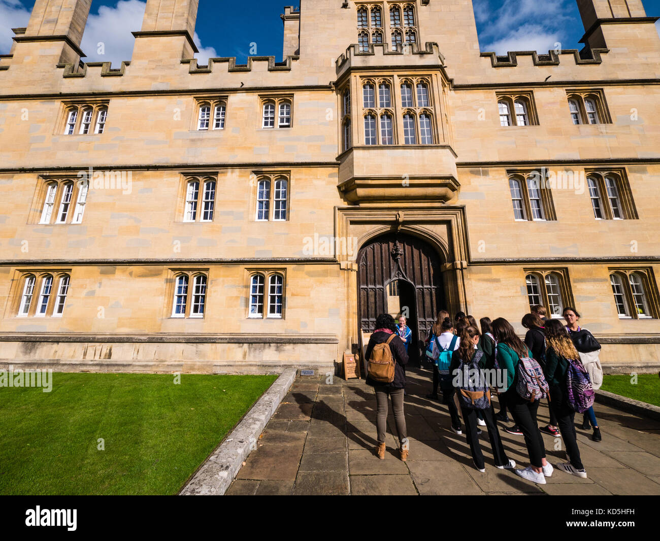 Turisti al di fuori di ingresso al Wadham ha College di Oxford, Oxfordshire, Inghilterra Foto Stock