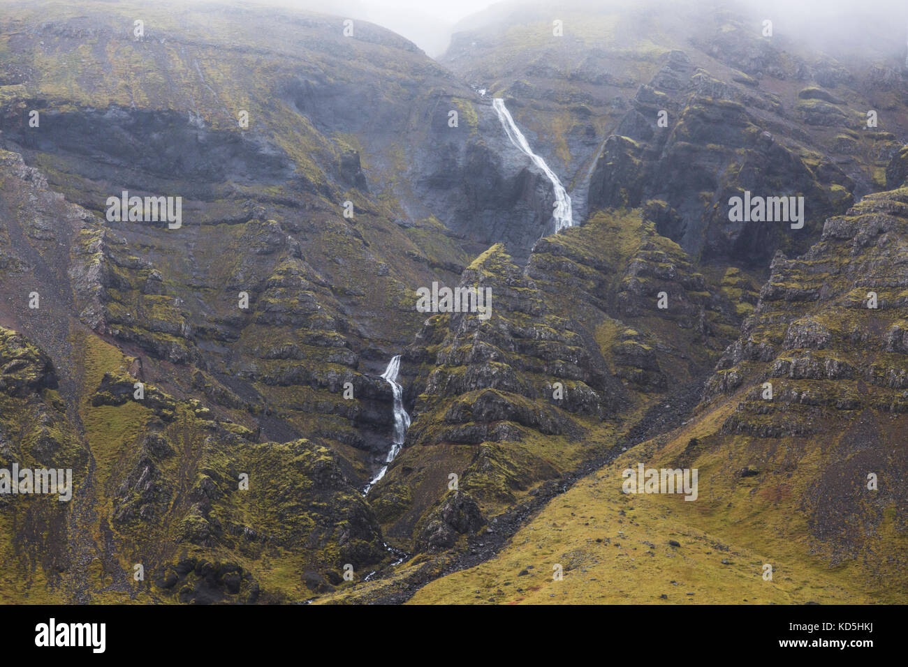 Cascata precipita giù una montagna in Islanda Foto Stock