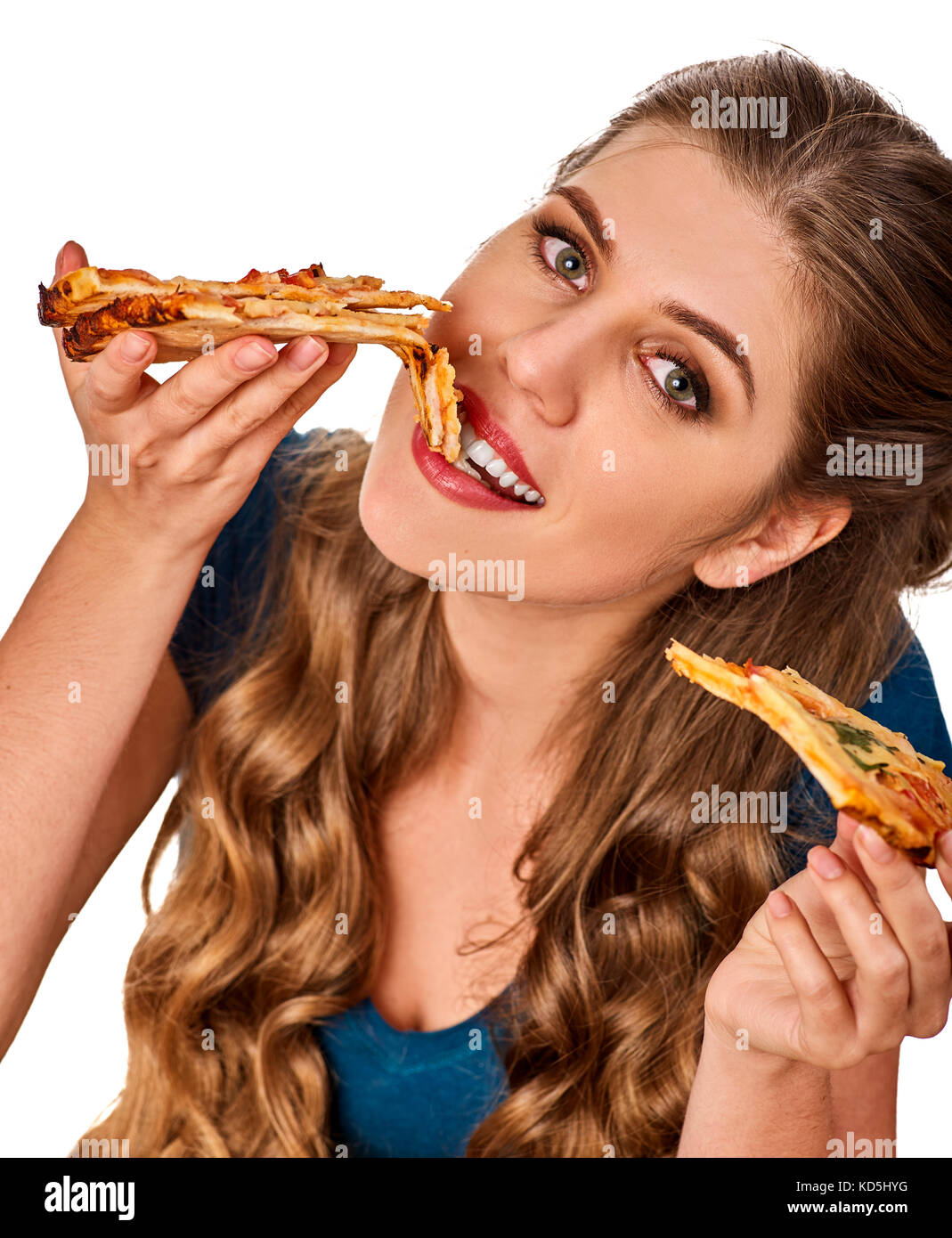 Donna di mangiare la pizza. studente consumano il fast food sulla tabella. Foto Stock