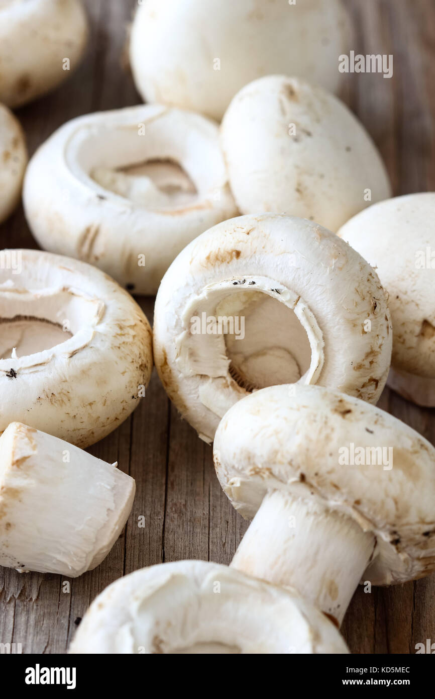 I Funghi ripieni con formaggio e aglio Foto Stock