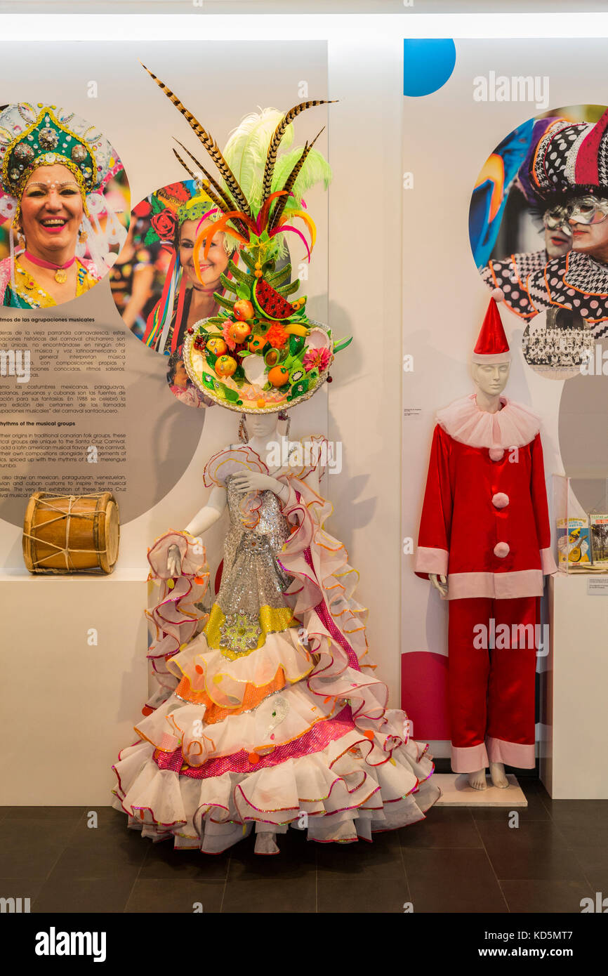 Visualizzazione dei costumi di carnevale in la casa del Carnevale, il museo espone la storia e memorabilia dell annuale Carnaval de Santa Cruz de Tenerife, Foto Stock