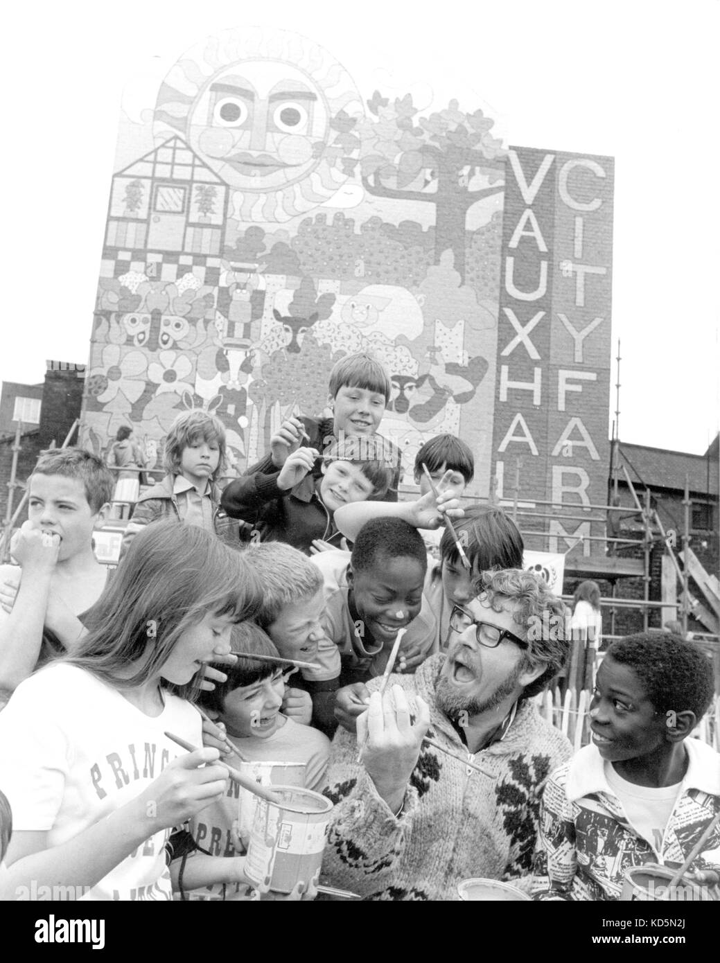 La foto Deve Essere Accreditata ©Alpha Press 050000 08/08/1979 Rolf Harris lancia la campagna di Princes Foods 'Spread a Little Happiness' per conto dell'anno Internazionale del Bambino alla Vauxhall City Farm di Lambeth, Londra, mentre mette i tocchi finali in un murale enorme. Qui è visto con alcuni bambini da Lambeth Art Workshops e Il Quartiere locale. Foto Stock