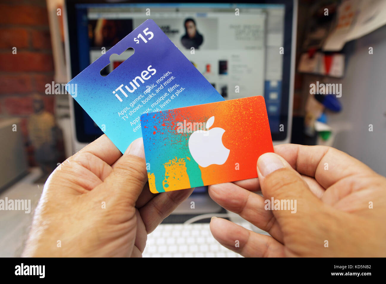 Mani tenendo una carta regalo itunes Foto stock - Alamy