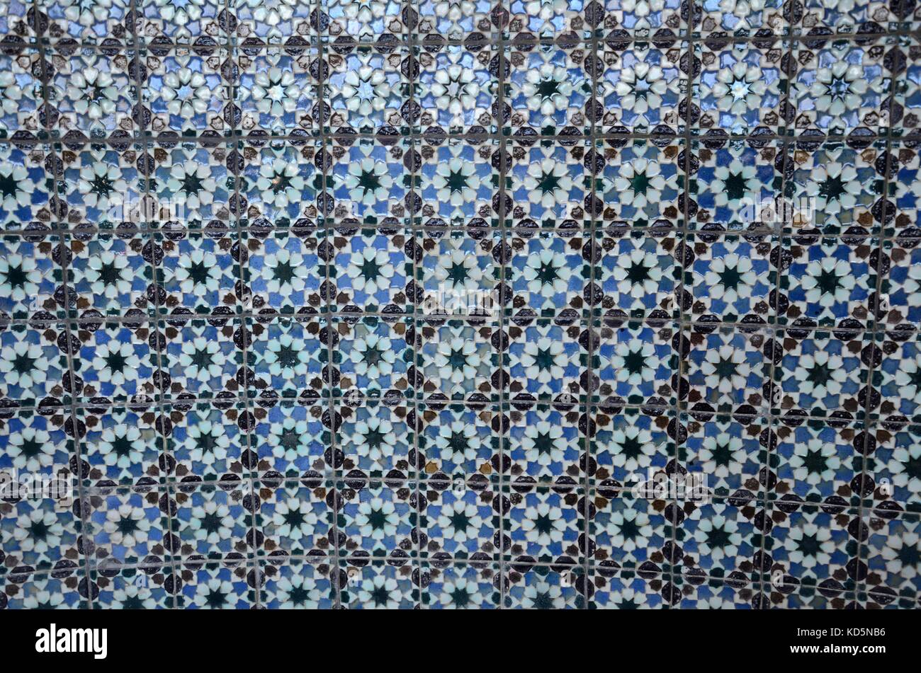 Moresco antiche tessere di mosaico all'interno della Fontana Moresca di Sintra Portogallo Foto Stock