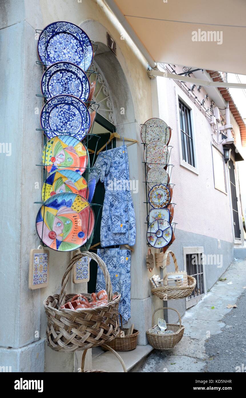 Piccolo negozio in una strada di Sintra la vendita tradizionale artigianato portoghese in Portogallo Foto Stock