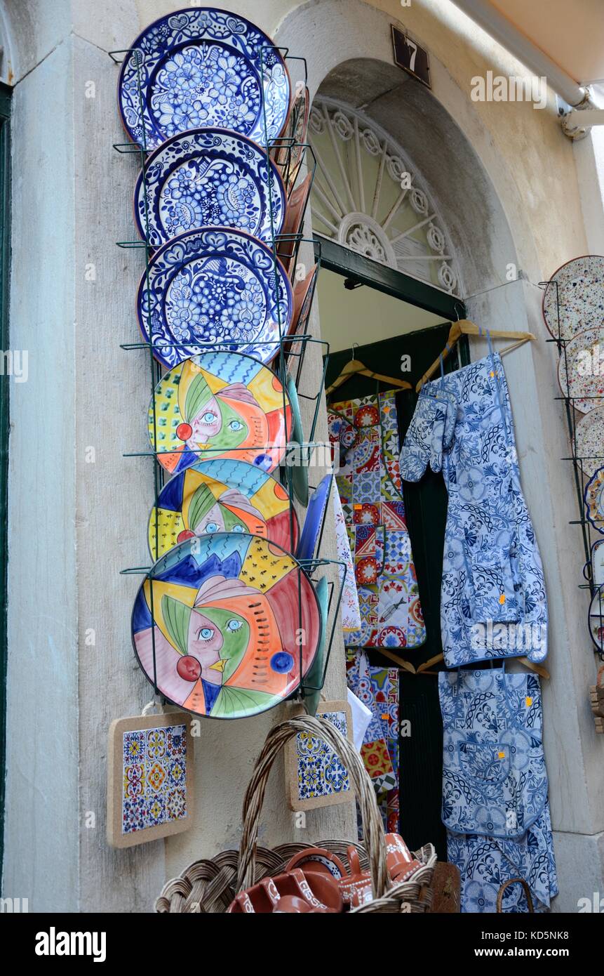 Piccolo negozio in una strada di Sintra la vendita tradizionale artigianato portoghese in Portogallo Foto Stock