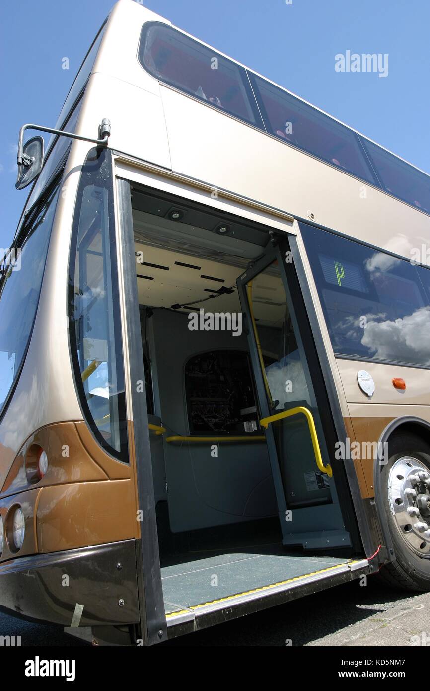 Apertura delle porte di un autobus a due piani Foto stock - Alamy