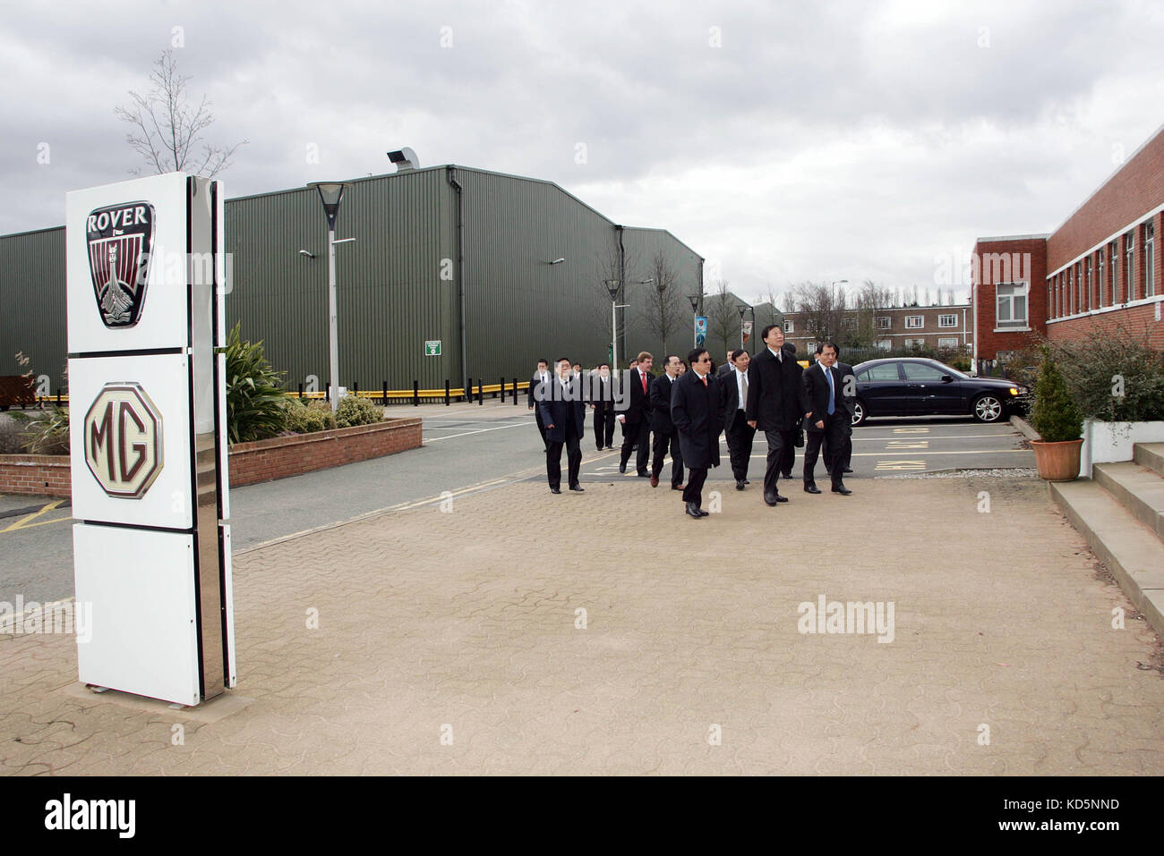 Nanjing Automobile con gli ufficiali e membri della Nanjing Municipal Government, a prendere in consegna di Rover business, Longbridge, 2006. Foto Stock