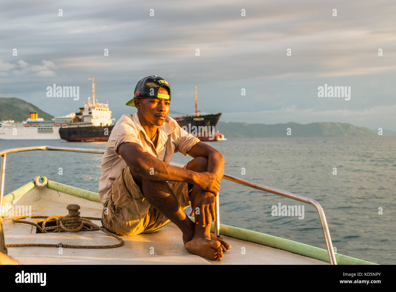 2015 : malgascio boatman vela sotto i raggi del sole al tramonto sulla barca in andavakotakona bay, nei pressi di hell-ville nosy be island, Madagascar. Foto Stock