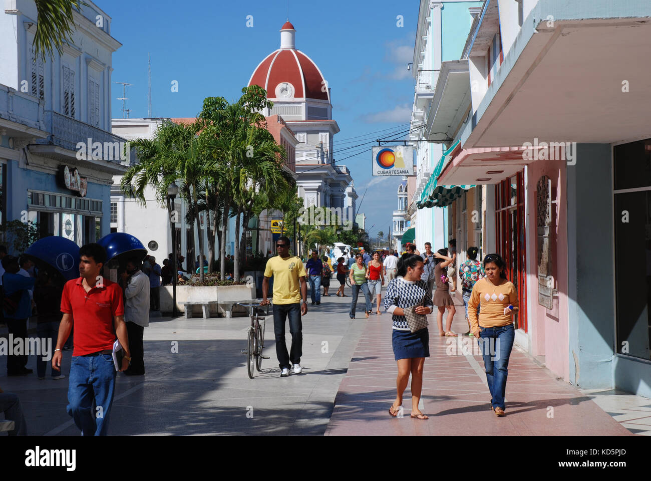 La strada dello shopping di città di Cienfuegos, Cuba Foto Stock