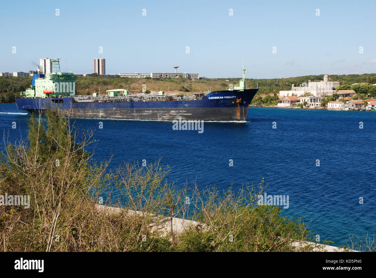 Nave cisterna entrando in baia di Cienfuegos, Cuba Foto Stock