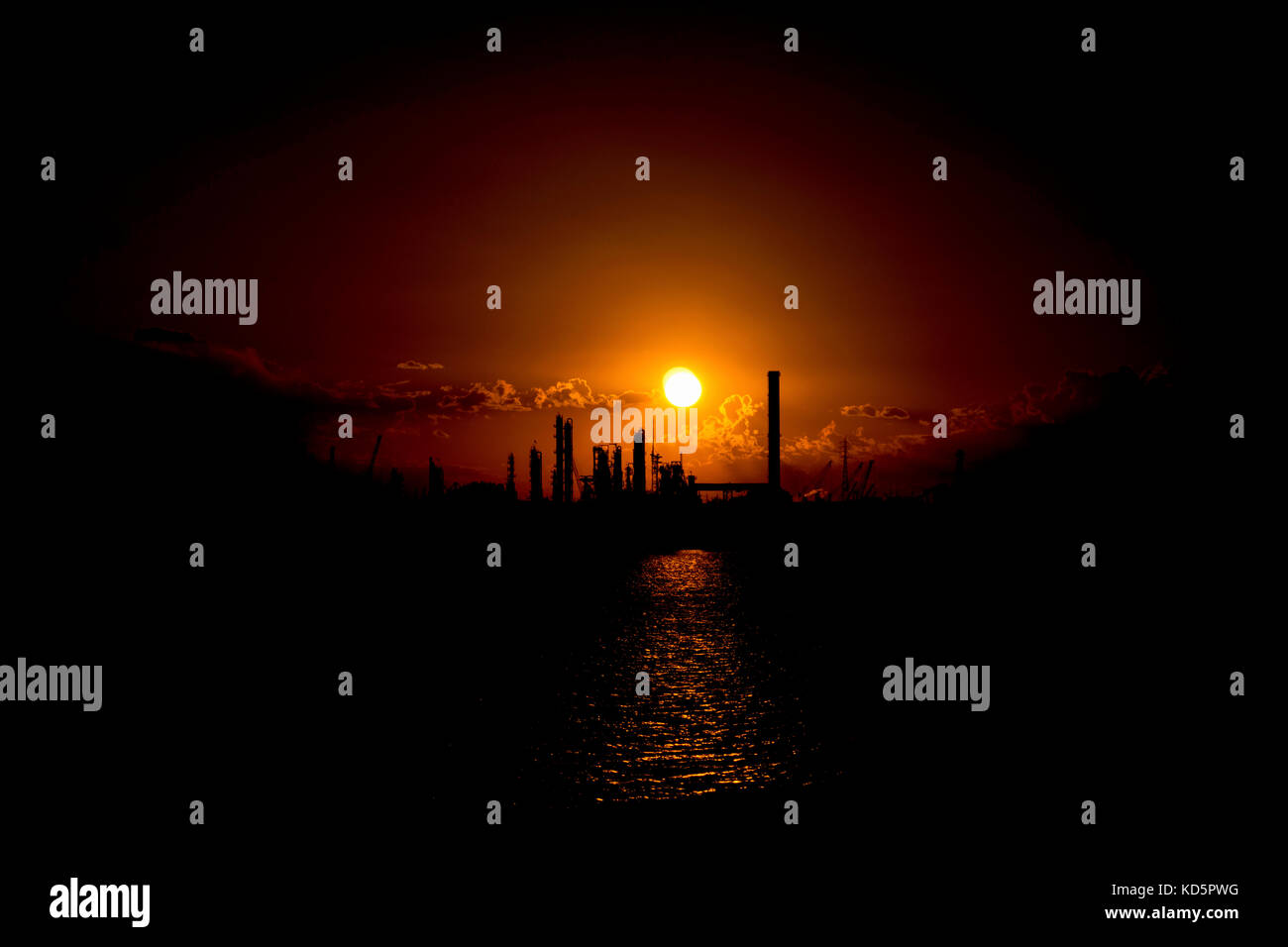 Tramonto industriale al di fuori di venezia, Italia Foto Stock