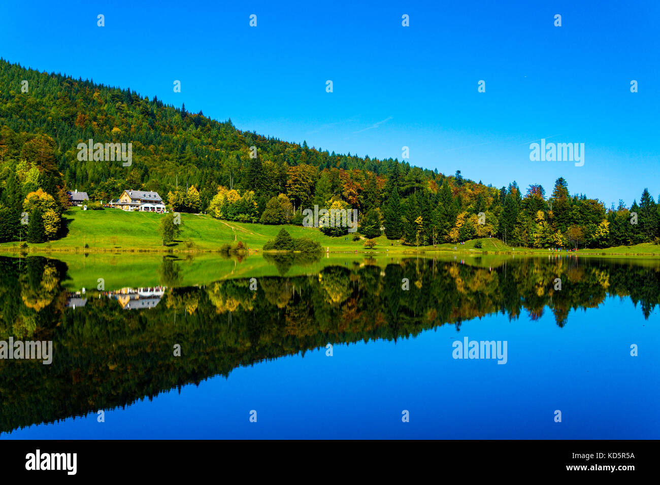 Il mirroring di autunno in un lago Foto Stock