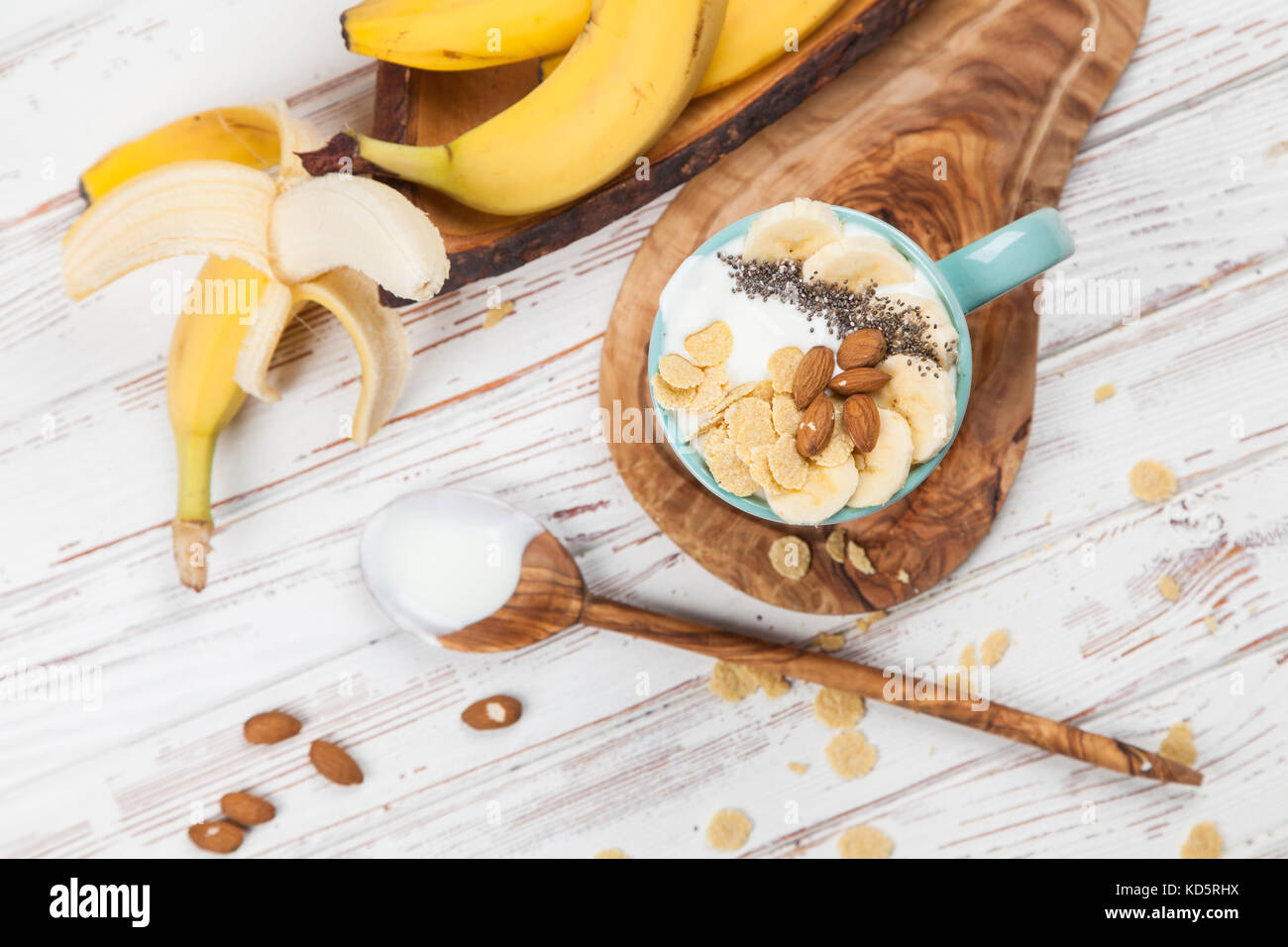 Banana yogurt con semi e cornflakes Foto Stock