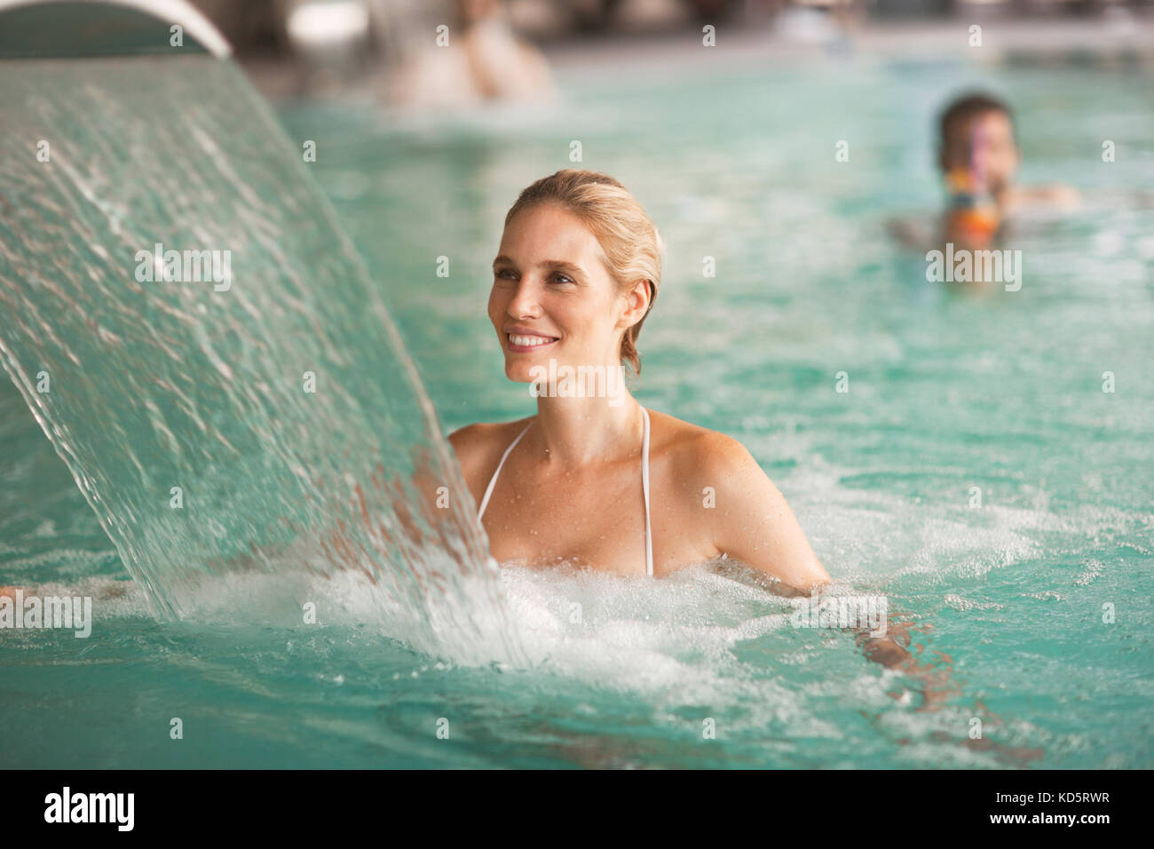 Ritratto di donna bella rilassante in piscina Foto Stock