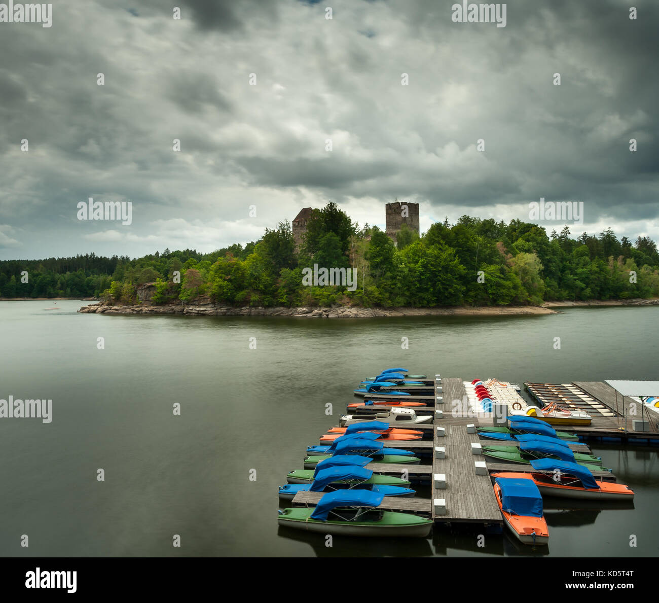 Rovina del castello Lichtenfels situato vicino a Ottenstein Stausee in Austria inferiore Foto Stock