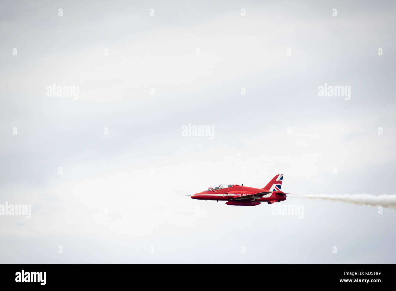 Un aereo della Royal Air Force Aerobatic Team (frecce rosse) sorvola la base militare di Leeuwarden. Foto Stock