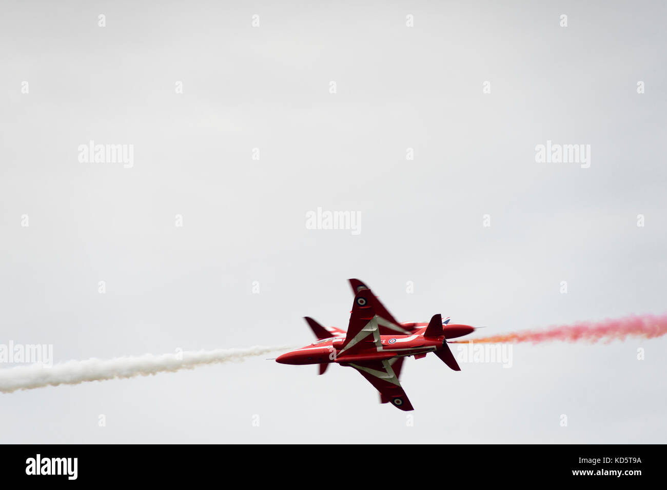Due aerei della Royal Air Force Aerobatic Team (frecce rosse) si passeranno a breve distanza sopra la base militare di Leeuwarden. Foto Stock