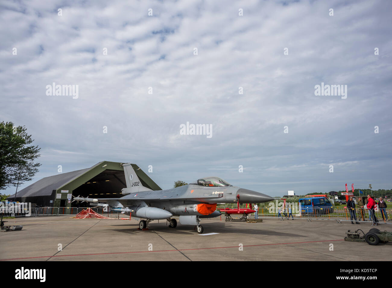 Un General Dynamics F-16 Fighting Falcon è in mostra alla fiera aerea della Royal Netherlands Air Force presso la base militare di Leeuwarden, Foto Stock