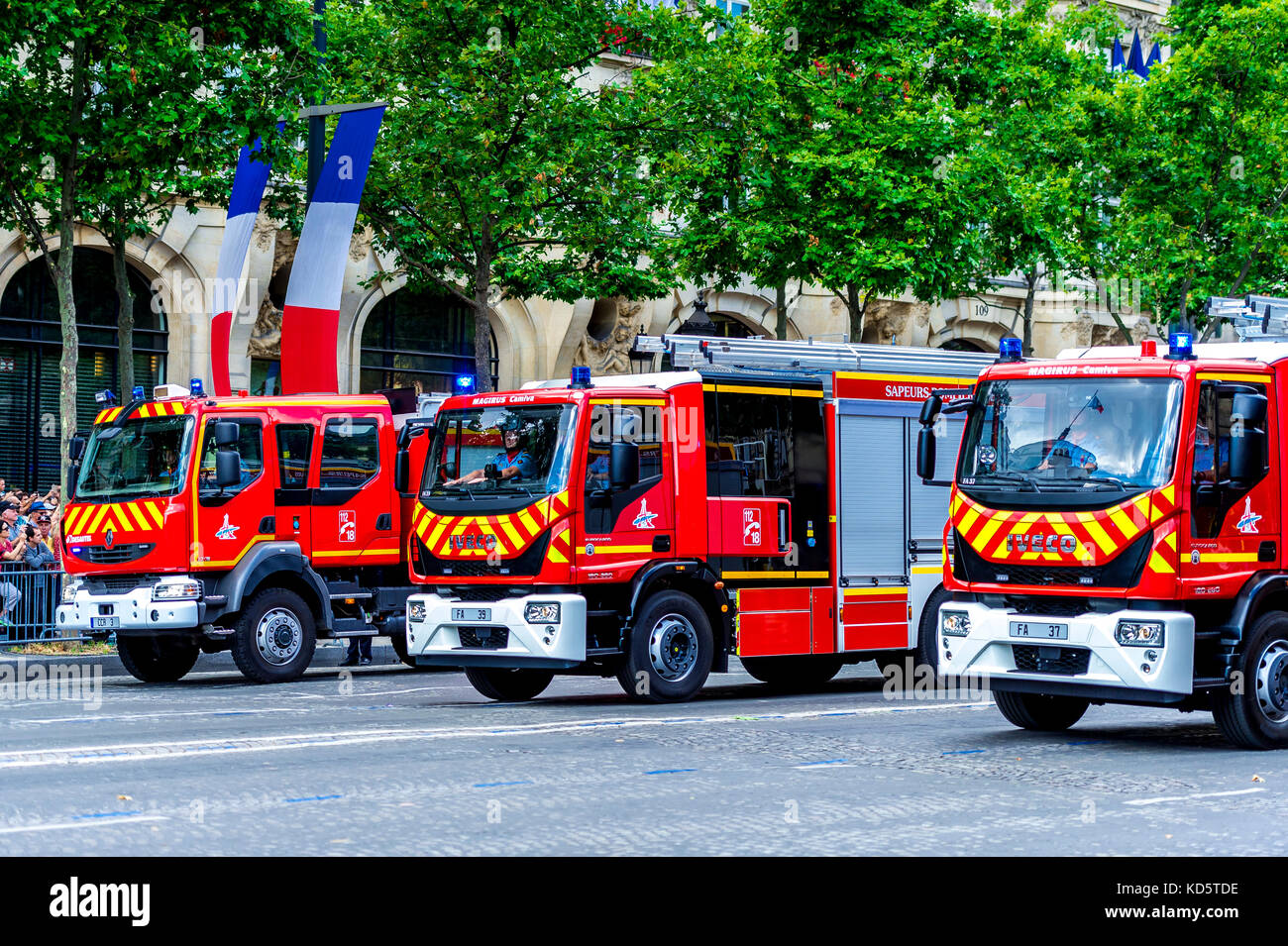 Parigi, Francia. 14 Gianni 17. Militari e polizia francesi hanno messo su una forte esposizione nella sfilata del giorno della Bastiglia. Foto Stock