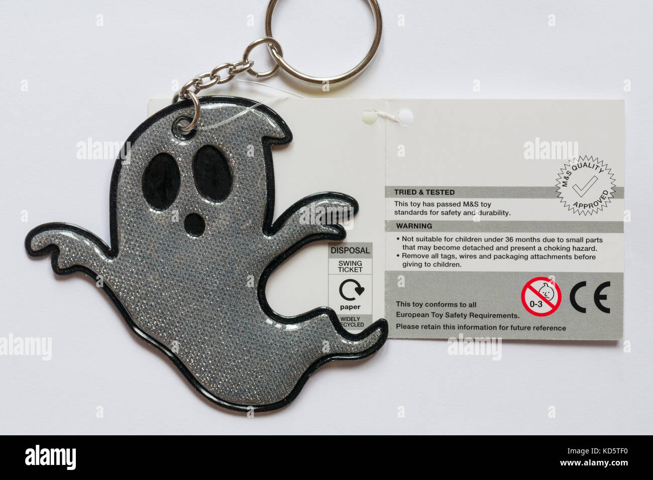 M&S qualità informazioni approvate su etichetta riflettente sul portachiavi  fantasma pronto per la festa di Halloween impostato su sfondo bianco Foto  stock - Alamy