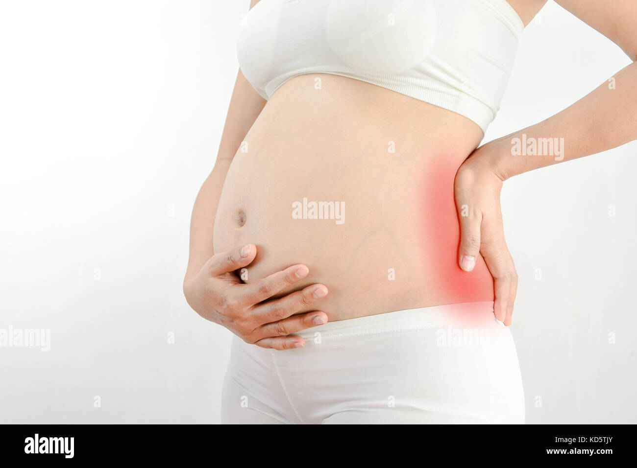 Donna incinta con un forte dolore massaggiare la schiena :dolore pelvico o dolori alla parte inferiore della schiena in gravidanza Foto Stock