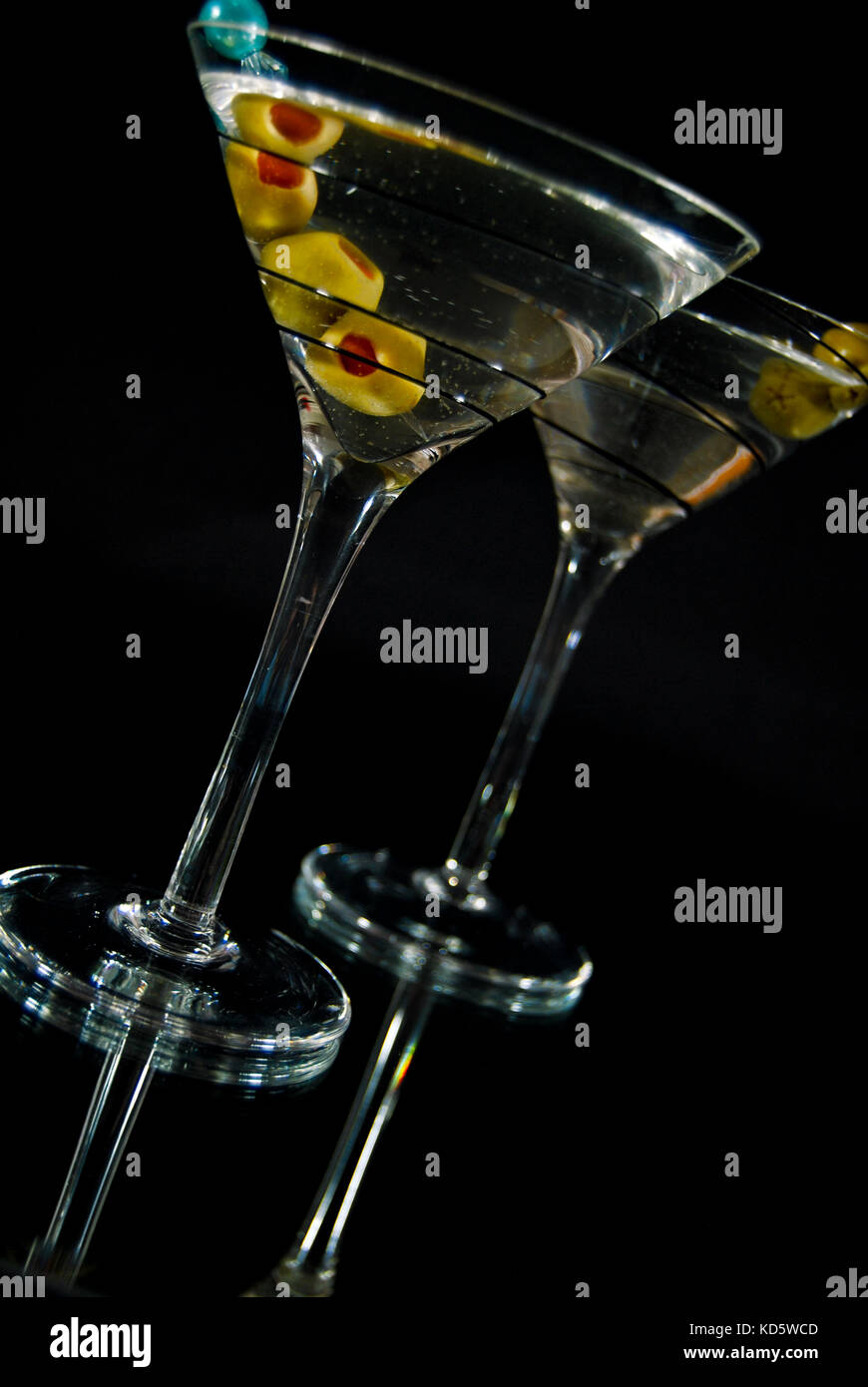 Olive verdi in cocktail Martini su black reflection Foto Stock