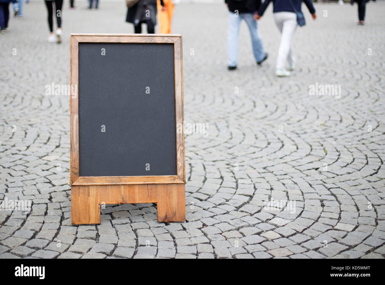 Il ristorante vuoto scheda pubblicità segno di legno sulla strada , mockup Blackboard per la progettazione Foto Stock