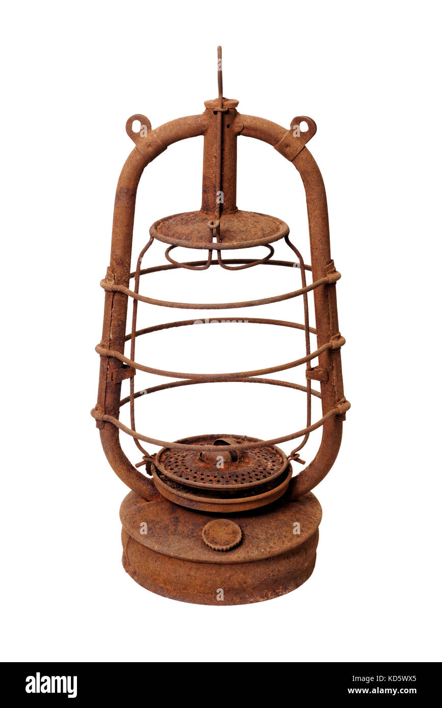 Oggetti isolati: molto vecchio e malandato rusty lampada di kerosene, senza vetro, su sfondo bianco Foto Stock
