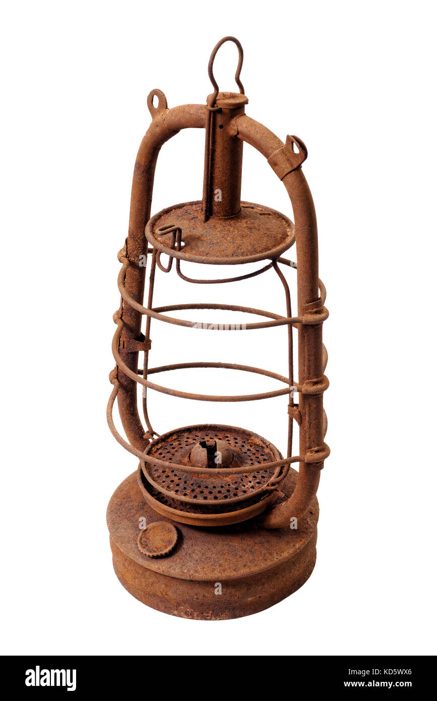 Oggetti isolati: molto vecchio e malandato rusty lampada di kerosene, senza vetro, su sfondo bianco Foto Stock