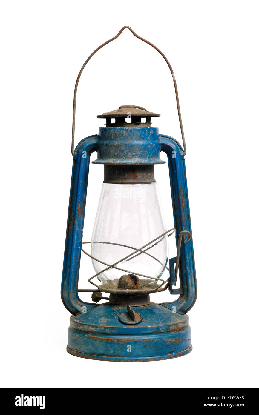 Oggetti isolati: molto vecchio e malandato rusty blu lampada a kerosene, su sfondo bianco Foto Stock