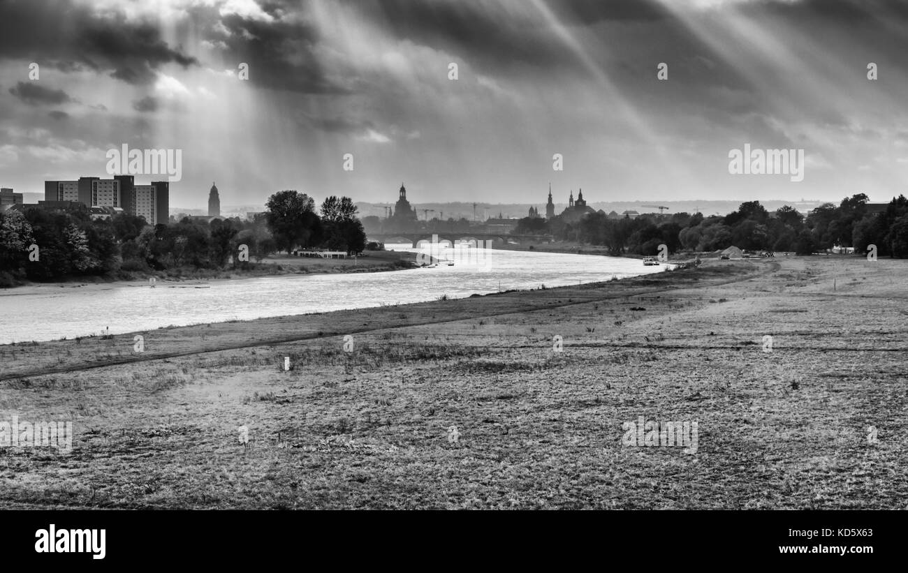 Vista su Dresda dal albertbrücke su un giorno di tempesta in ottobre. Foto Stock