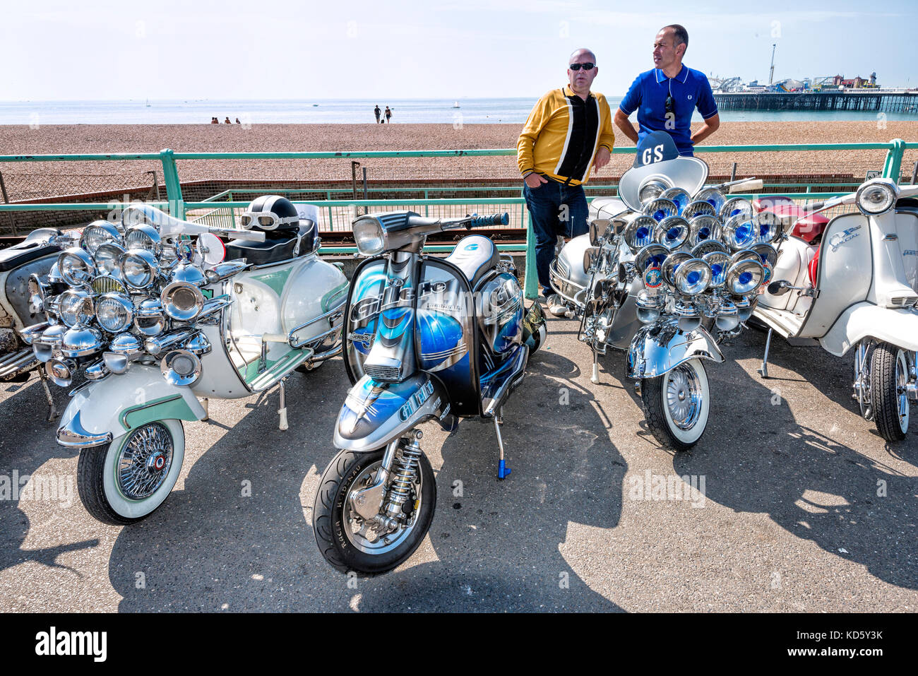 Brighton Mod Rally a Ferragosto. Mods con i loro scooter e pier in background Foto Stock