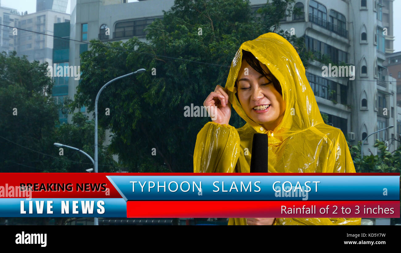 Americano asiatico reporter meteo live report in tempesta Foto Stock