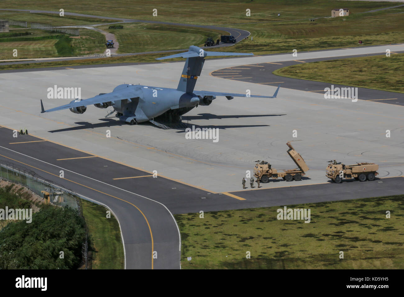U.S. Airmen land a C-17 Globemaster, loaded with U.S. Soldiers assigned to the 18th Field Artillery Brigade, Fort Bragg, NC and two M142 HIMARS Foto Stock
