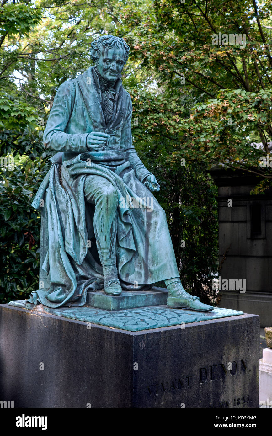 Tomba di Dominique Vivant, Barone de Denon (1747-1825), artista francese, scrittore e diplomatico, autore e archeologo nel cimitero di Pere Lachaise di Parigi. Foto Stock