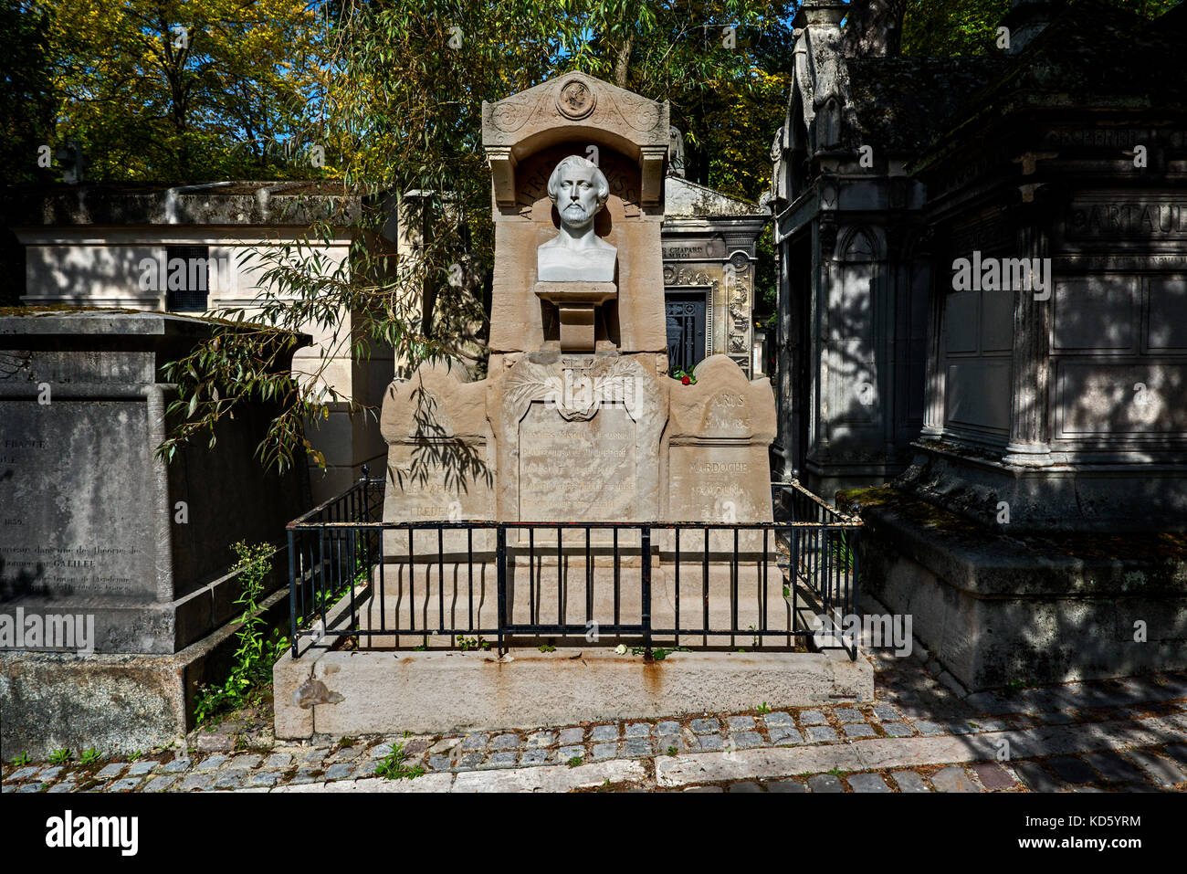 Tomba di Alfred de Musset (1810-57), drammaturgo francese, poeta e romanziere, nel cimitero di Pere Lachaise di Parigi, Francia. Foto Stock
