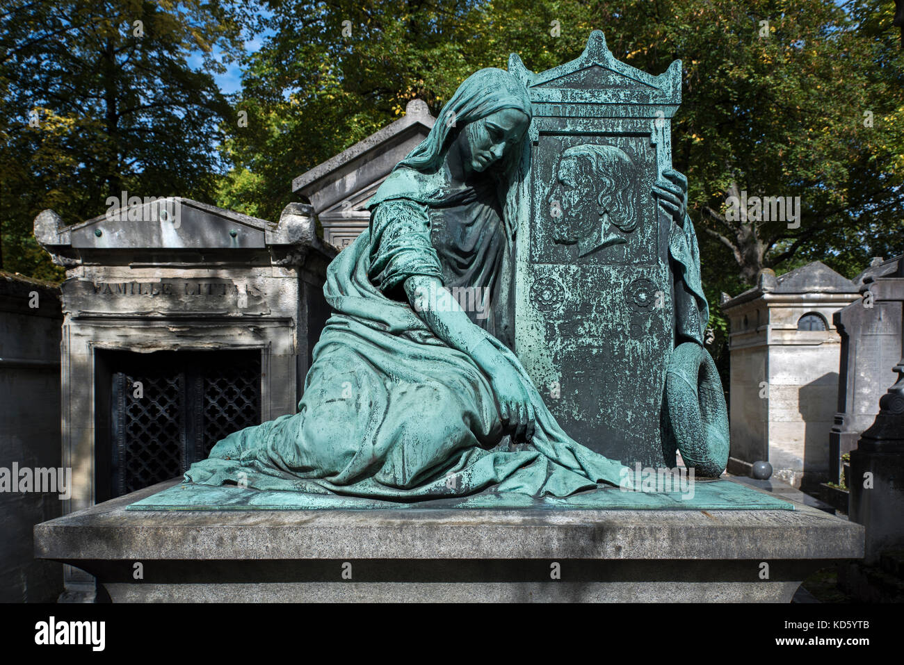 Tomba di Leon Philippe Beclard (1821-64), il ministro delle Finanze di Napoleone III nel cimitero di Pere Lachaise di Parigi, Francia. Foto Stock