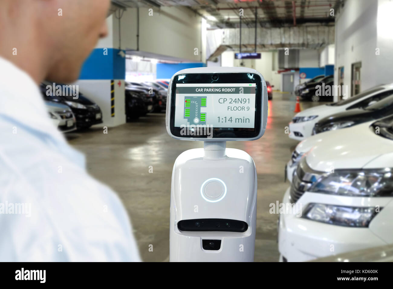 Robotics tendenze di intelligenza artificiale della tecnologia , auto al coperto Parcheggio concetto. Personale autonomo robot assistente di direzione di navigazione per il cliente Foto Stock