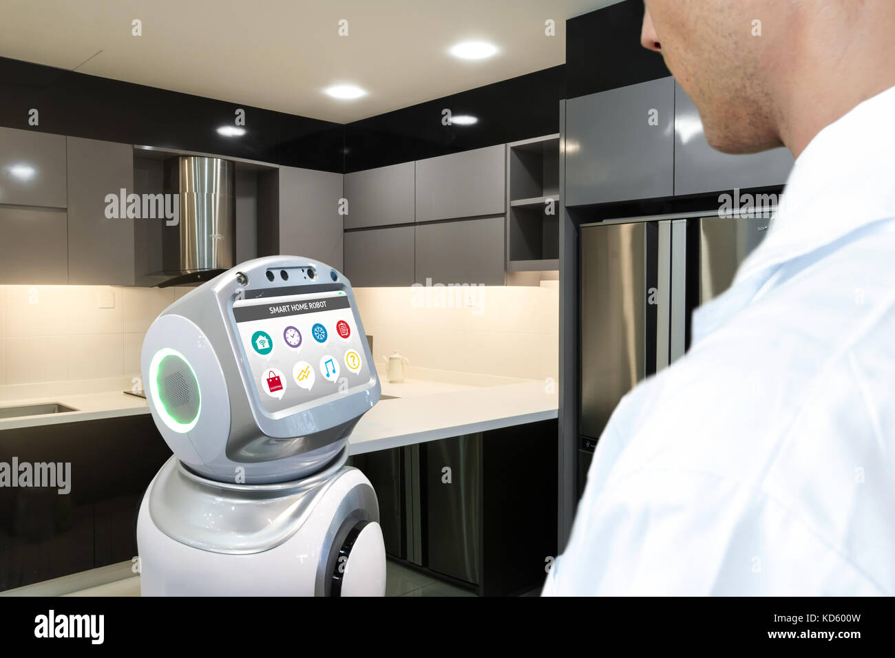 Robotics tendenze di intelligenza artificiale , la tecnologia smart home concetto. Autonomo assistente personale robot proprietario in attesa di comando nella casa e applic Foto Stock