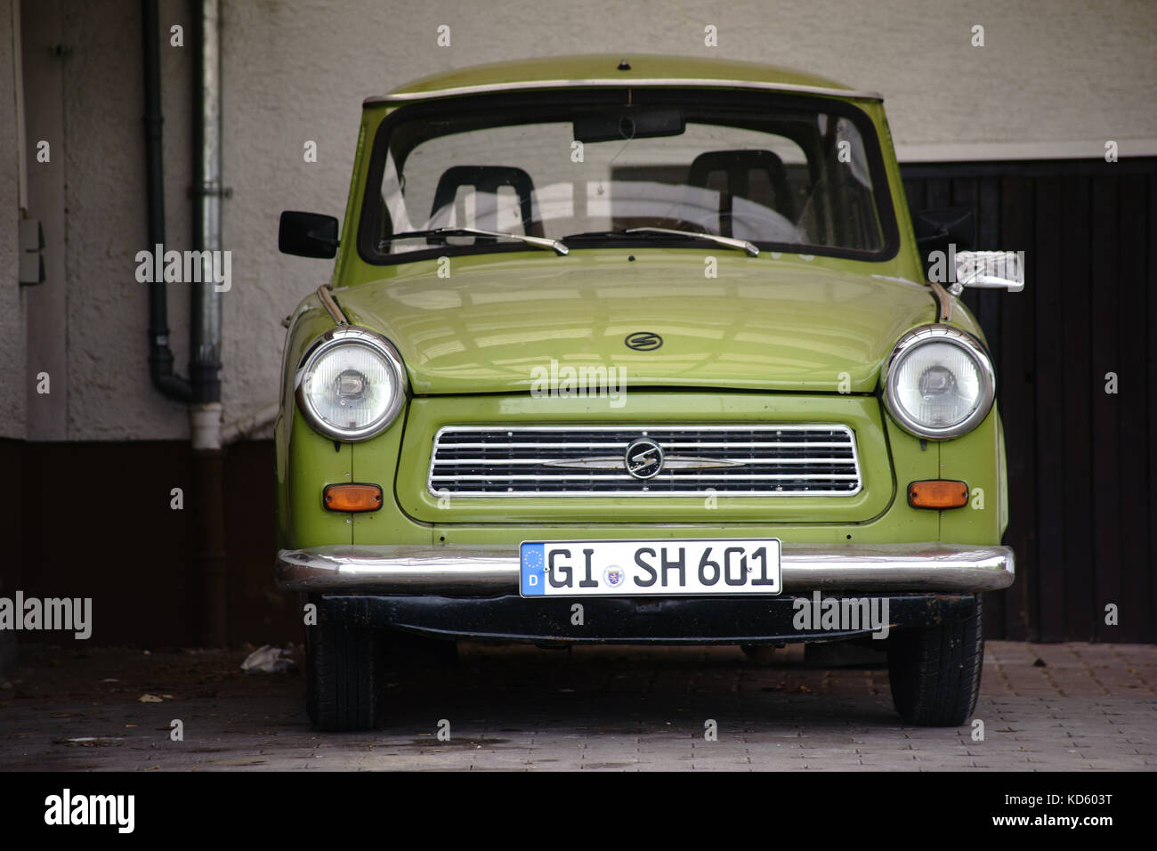 Giessen, Germania - 30 settembre 2017: La vista frontale di una vecchia auto d'epoca del marchio Trabant in un parcheggio il 30 settembre 2017 a Giessen. Foto Stock