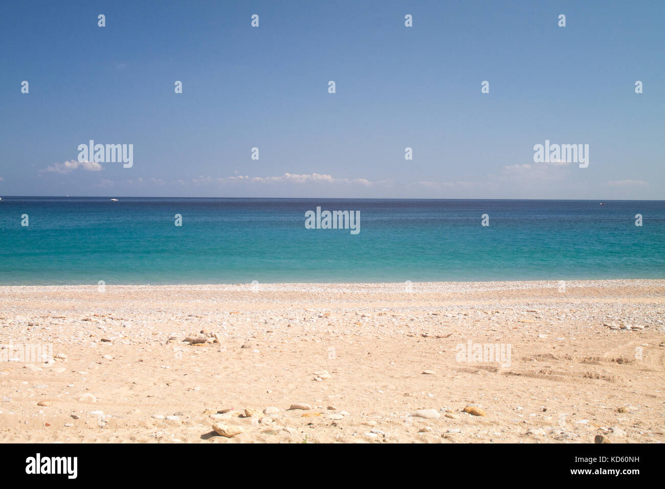 Spiaggia sul mare con l'orizzonte Foto Stock
